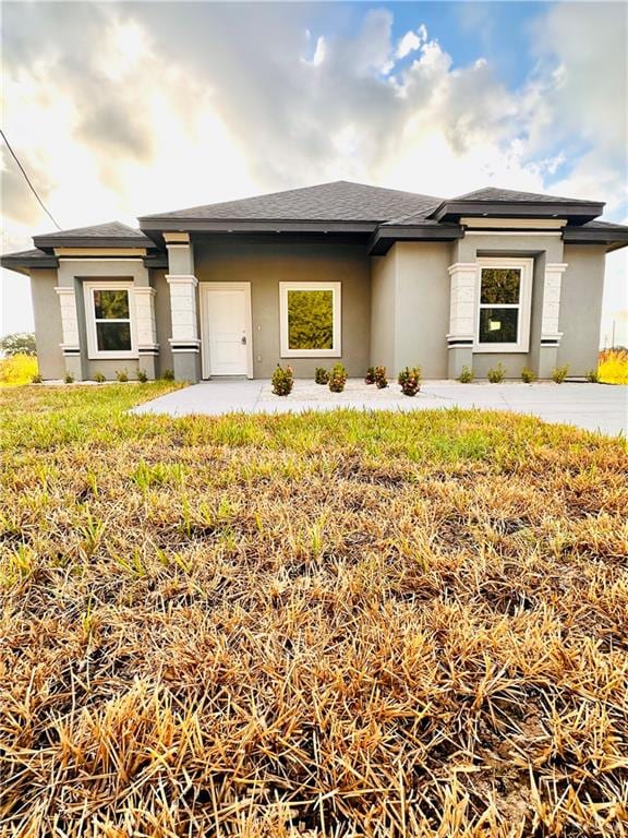 prairie-style home with a front yard