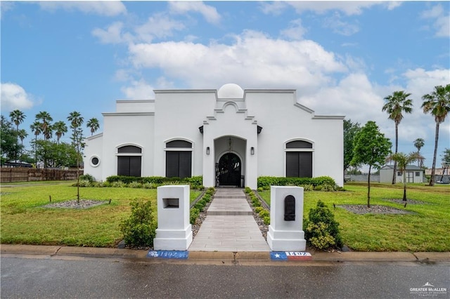 view of front facade featuring a front lawn