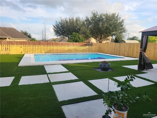 view of swimming pool with a lawn