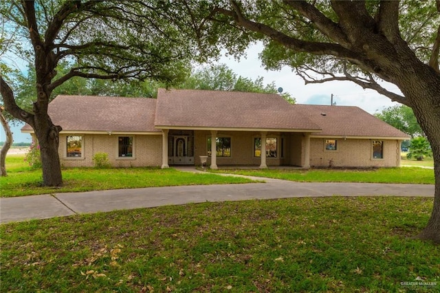 ranch-style home featuring a front lawn