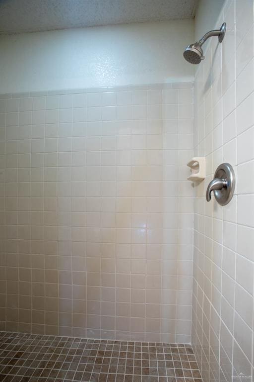 bathroom featuring tiled shower