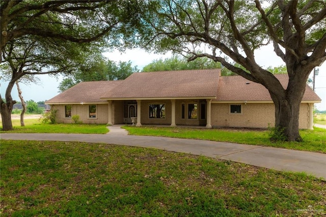 single story home with a front yard