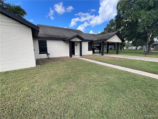 view of front of home featuring a front yard