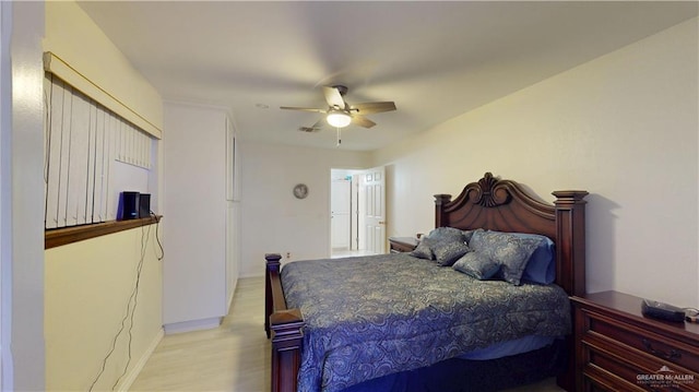 bedroom featuring light wood-style floors, ceiling fan, visible vents, and baseboards