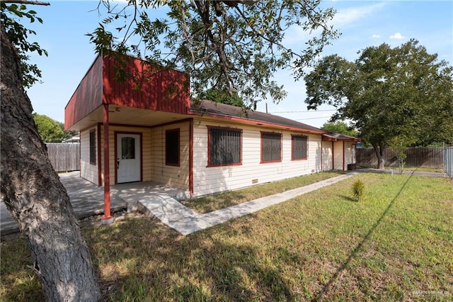 view of front of property featuring a patio area and a front yard