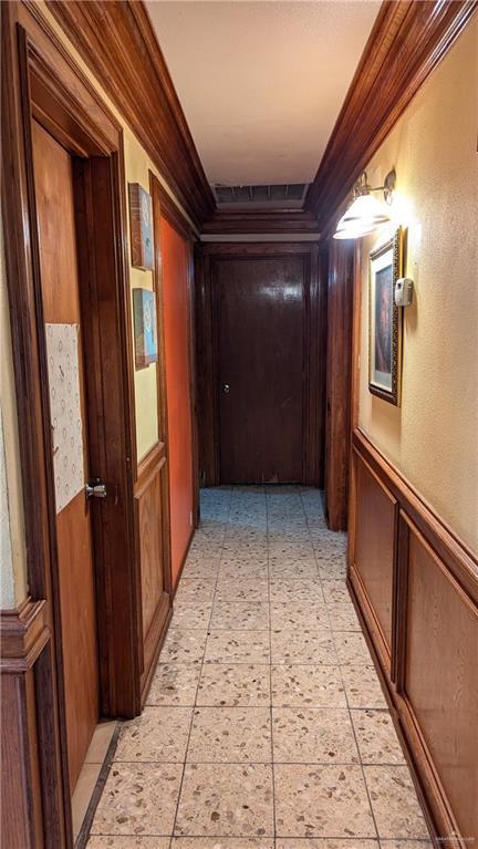 2104 Harvey St, Mcallen, TX 78501 - corridor featuring visible vents