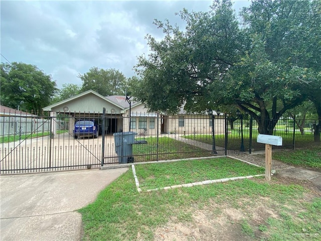 view of front of home featuring a front yard and a carport