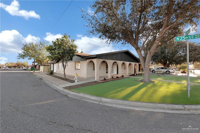 view of front facade featuring a front yard