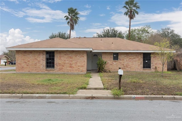 ranch-style house featuring a front lawn