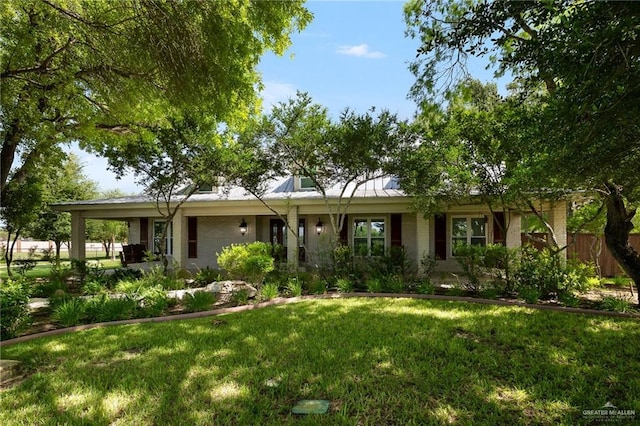 single story home with a front yard