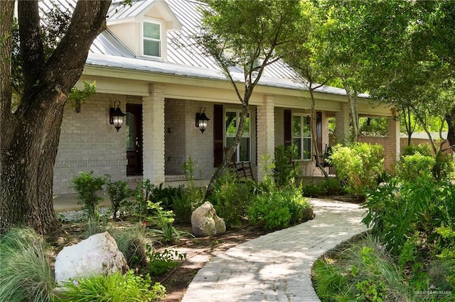 property entrance featuring covered porch