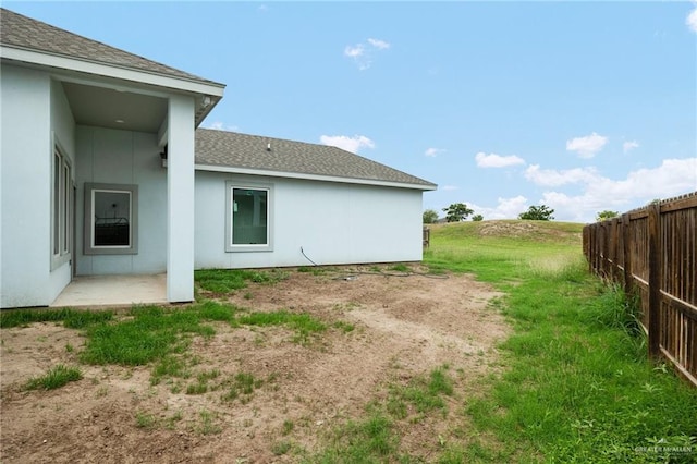 view of yard featuring a patio area