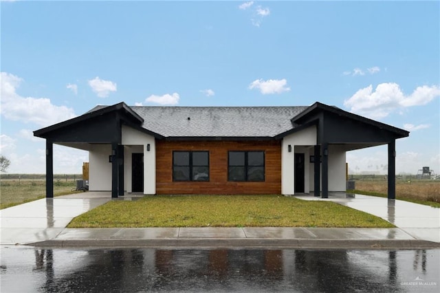 view of front facade featuring a front lawn and a carport