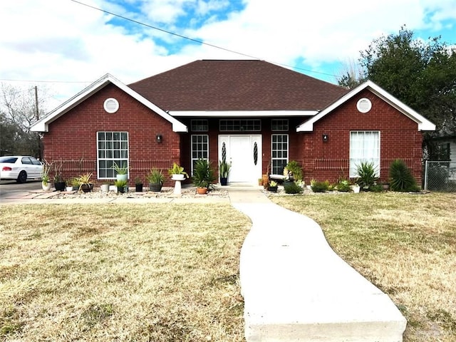 single story home featuring a front lawn