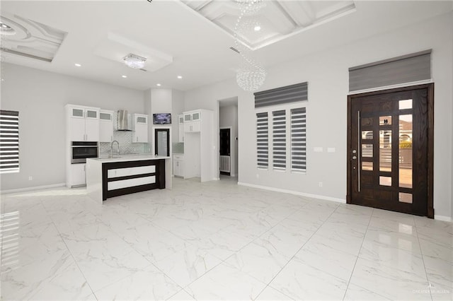 living room featuring an inviting chandelier and sink