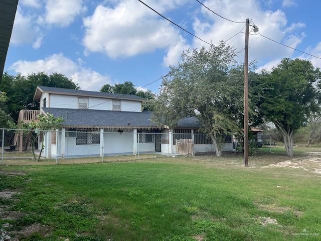 view of front of house featuring a front lawn