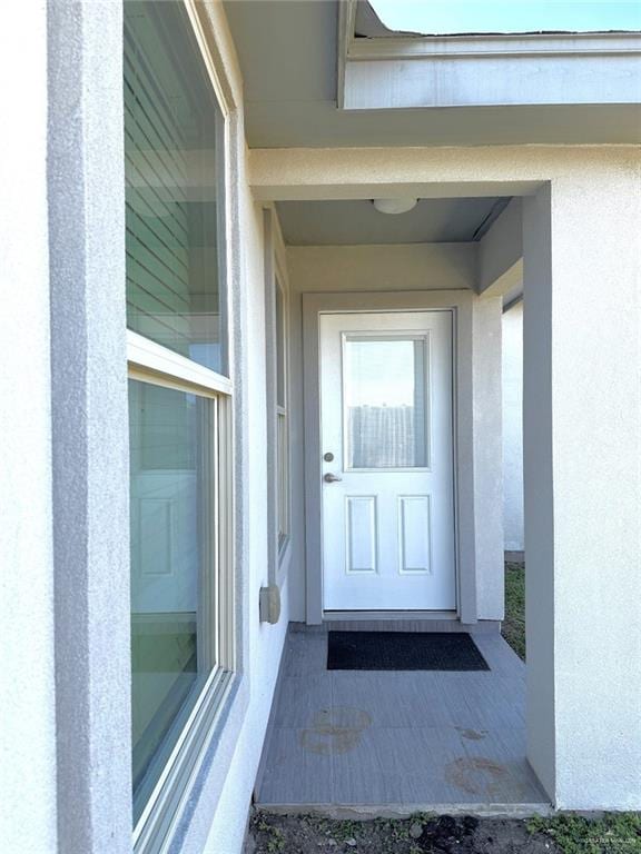 view of exterior entry with stucco siding