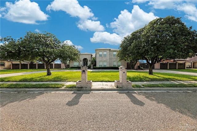 view of front of property featuring a front yard