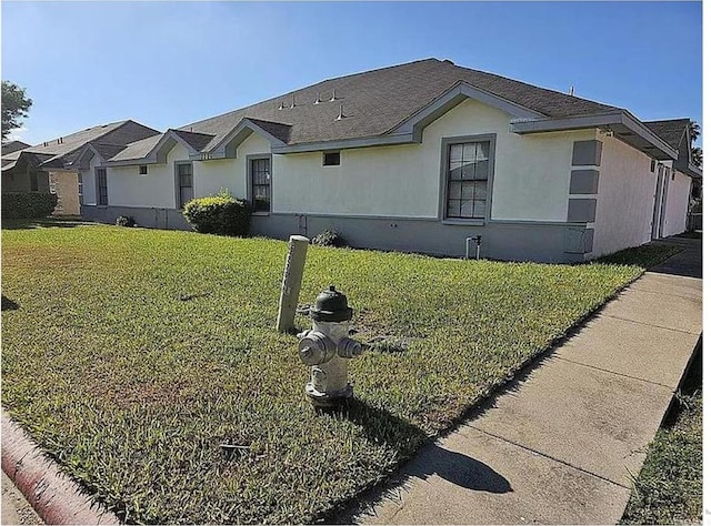 view of front facade with a front yard