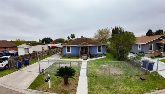 ranch-style house featuring a front yard