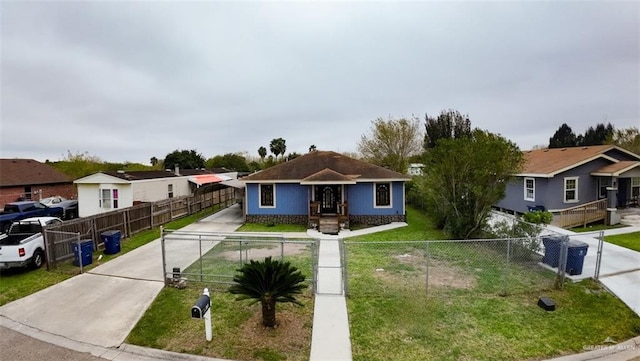 ranch-style home featuring a front lawn