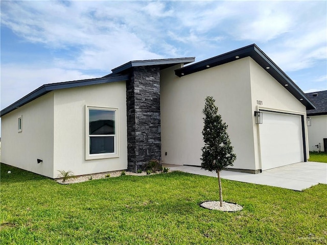 view of side of property featuring an attached garage, a yard, driveway, and stucco siding