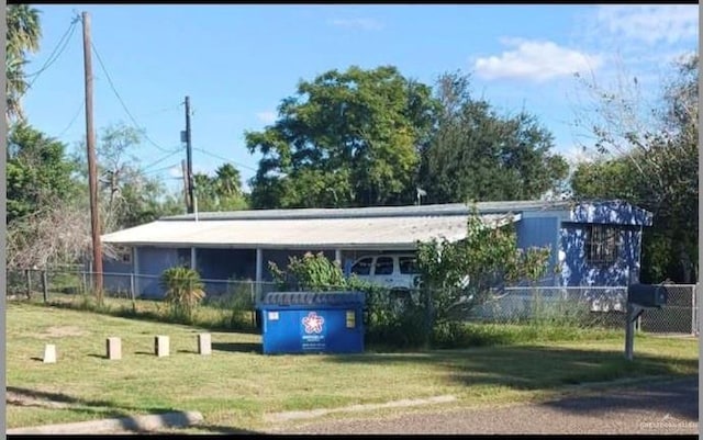 view of front of property with a front yard