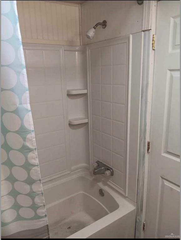 bathroom featuring shower / tub combo