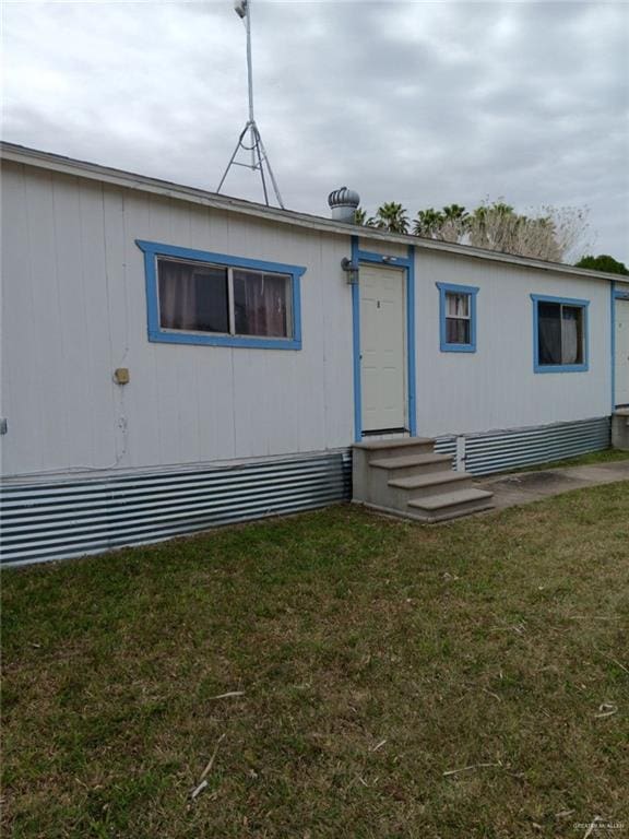 view of front of house with a front lawn