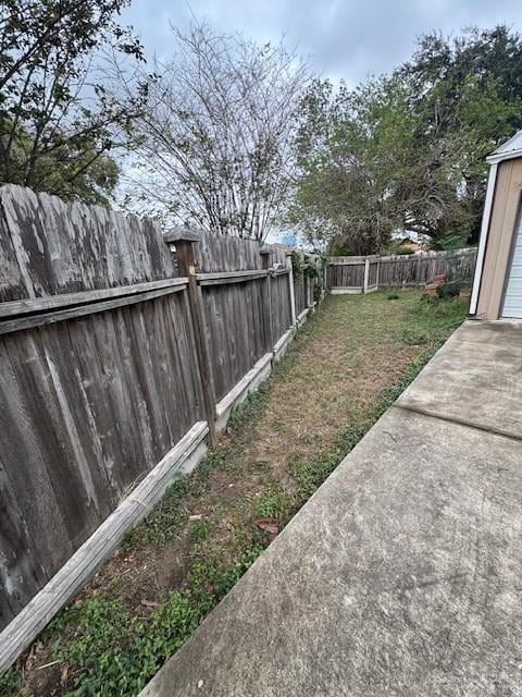 view of yard featuring a patio