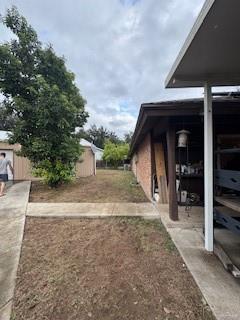 view of yard with a storage shed