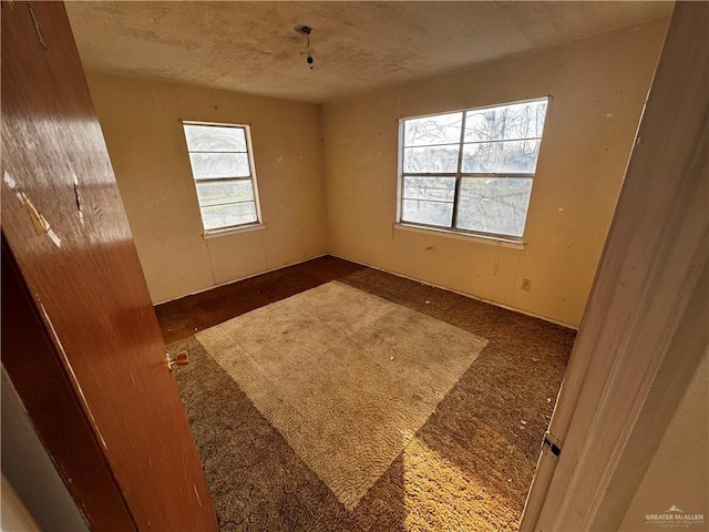 empty room featuring a textured ceiling