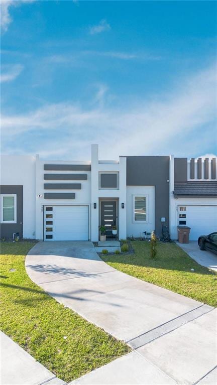 view of front of house featuring stucco siding, driveway, and a front yard