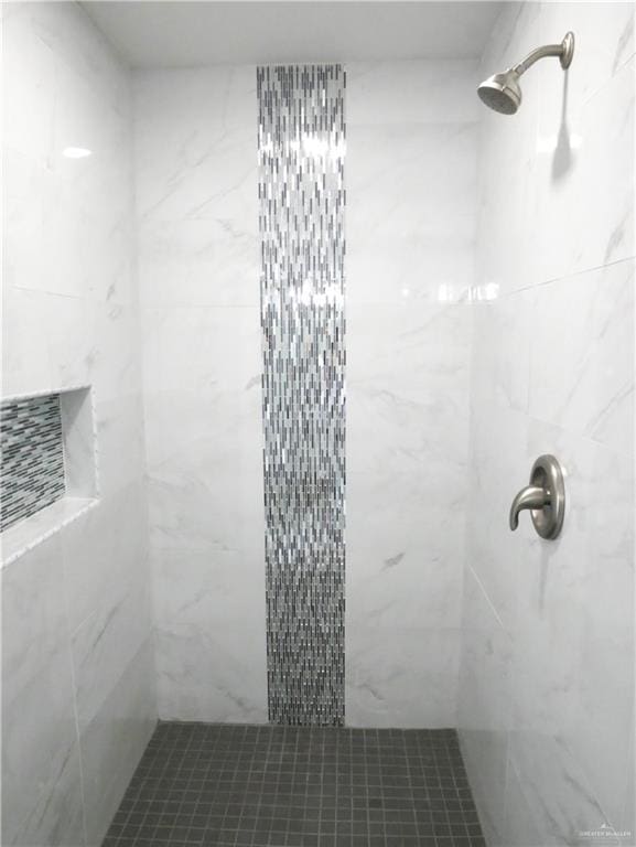 12517 Mile 2 W, Weslaco, TX 78599 - bathroom featuring tiled shower