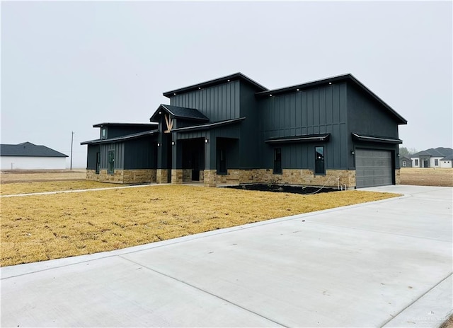 view of front of property featuring a garage and a front lawn