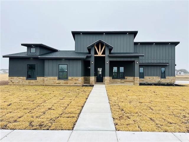 view of front of home featuring a front lawn