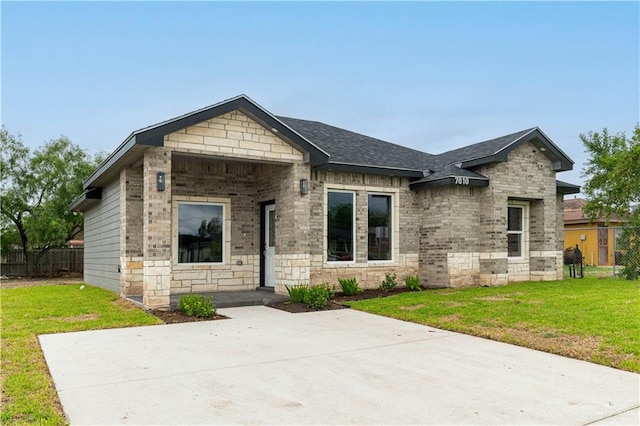 view of front of property featuring a front lawn