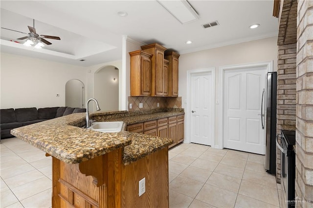 kitchen with sink, ceiling fan, tasteful backsplash, kitchen peninsula, and stainless steel appliances