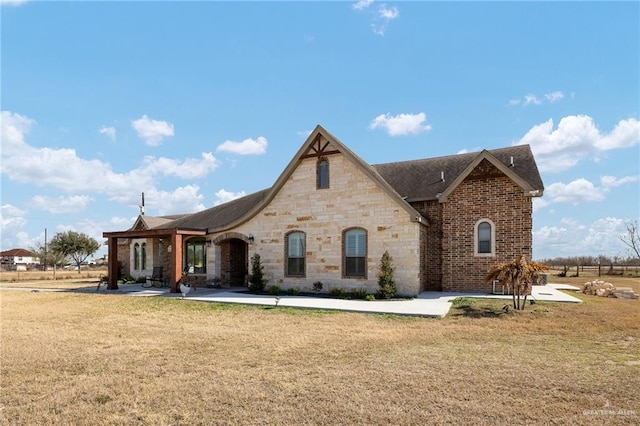 view of front facade featuring a front lawn