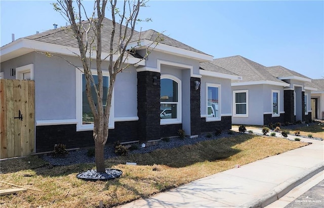 view of front of home featuring a front yard