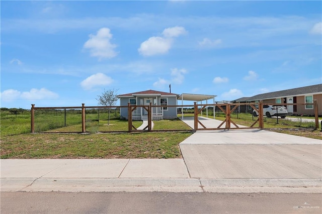 view of front of property featuring a front yard