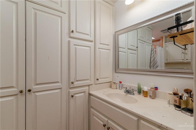 bathroom with a shower with shower curtain and vanity