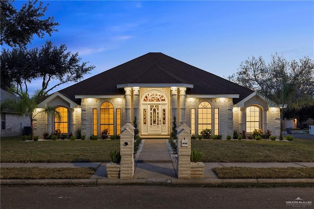 view of front facade with a yard