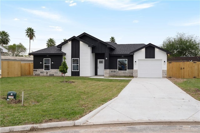 view of front facade featuring a front yard and a garage