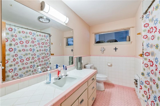 1601 Walnut Ave, Mcallen, TX 78501 - full bath featuring tile walls, wainscoting, tile patterned floors, vanity, and toilet