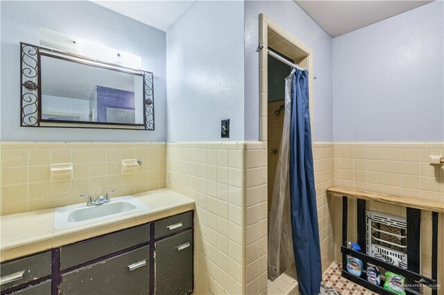 1601 Walnut Ave, Mcallen, TX 78501 - full bath with tile walls, a shower with shower curtain, a wainscoted wall, vanity, and heating unit