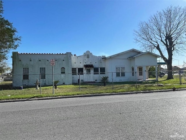 view of front facade with a front lawn