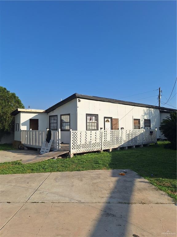 view of front of home featuring a front yard