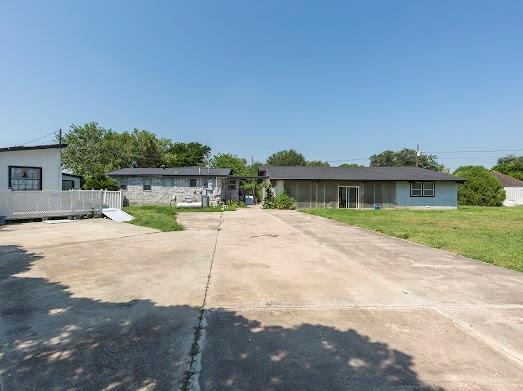 ranch-style home featuring a front lawn