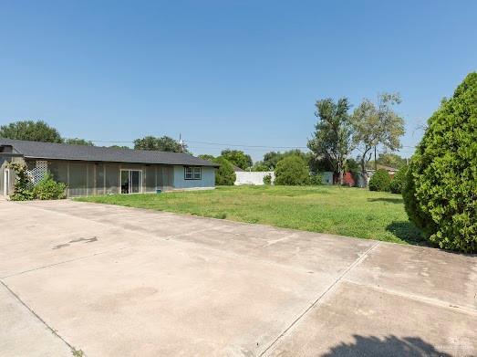 view of front of property featuring a front lawn